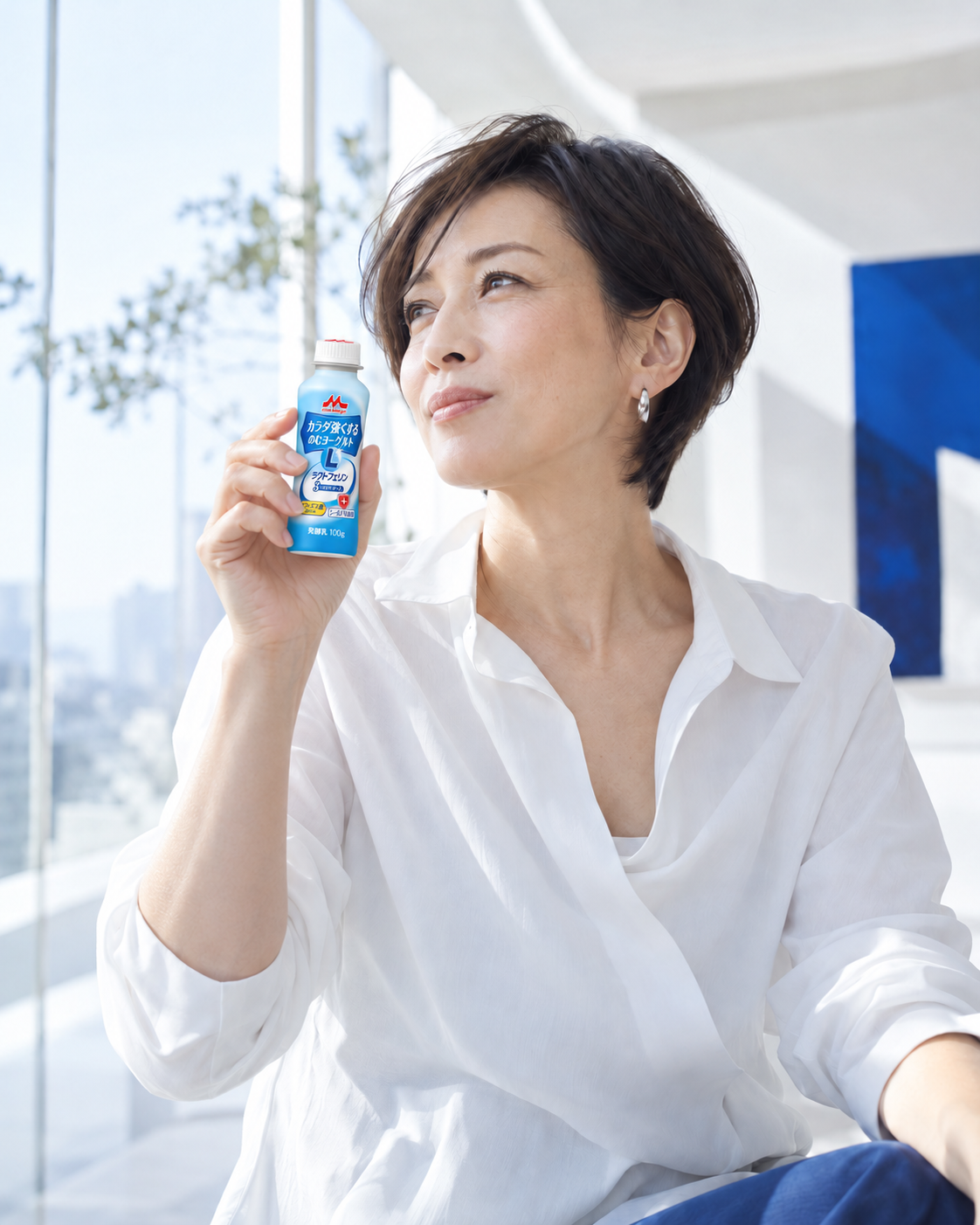 商品を手に持つ女性のブランドイメージ